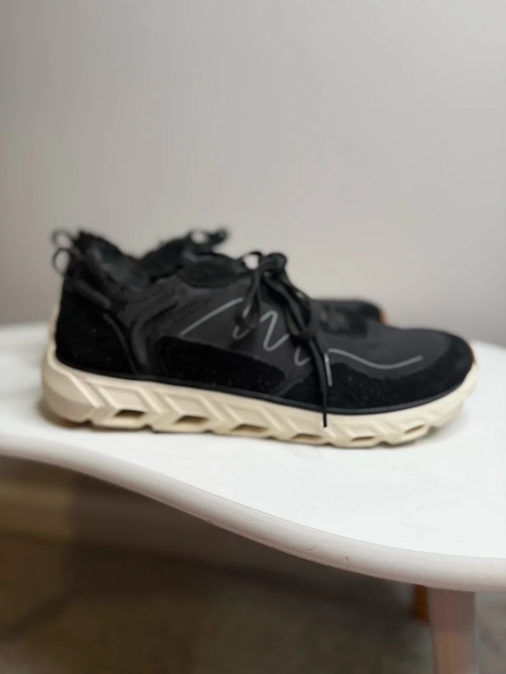 Vionic Nimble Black Walking Sneakers with Cream Sole